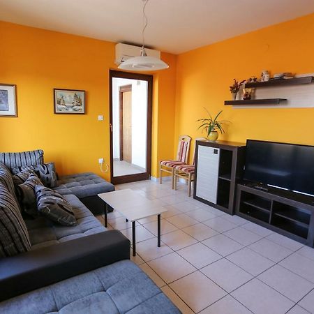 Apartment Sunny Place พูลา ภายนอก รูปภาพ