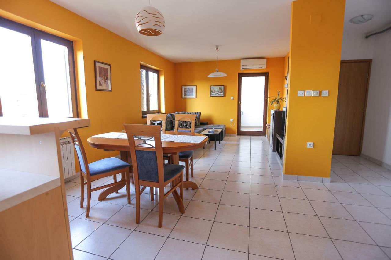 Apartment Sunny Place พูลา ภายนอก รูปภาพ