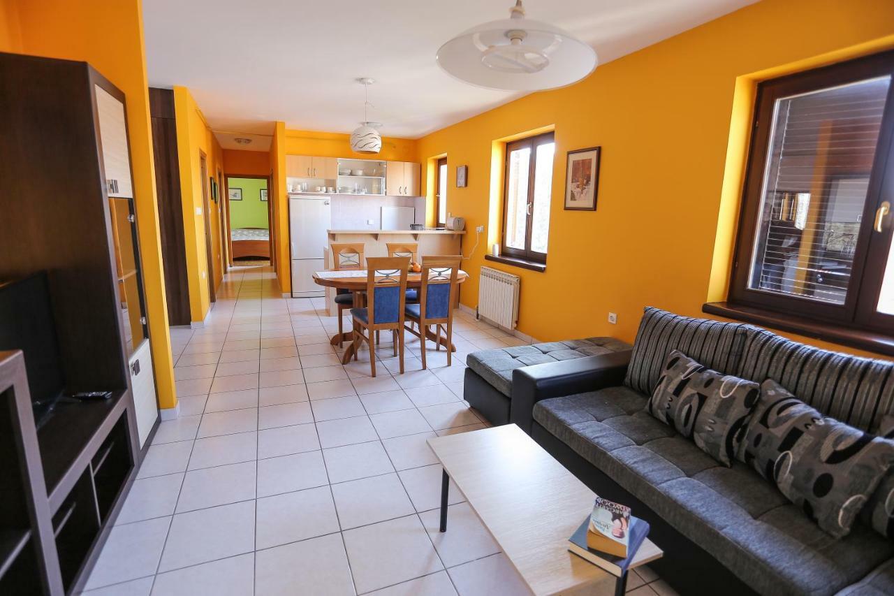 Apartment Sunny Place พูลา ภายนอก รูปภาพ